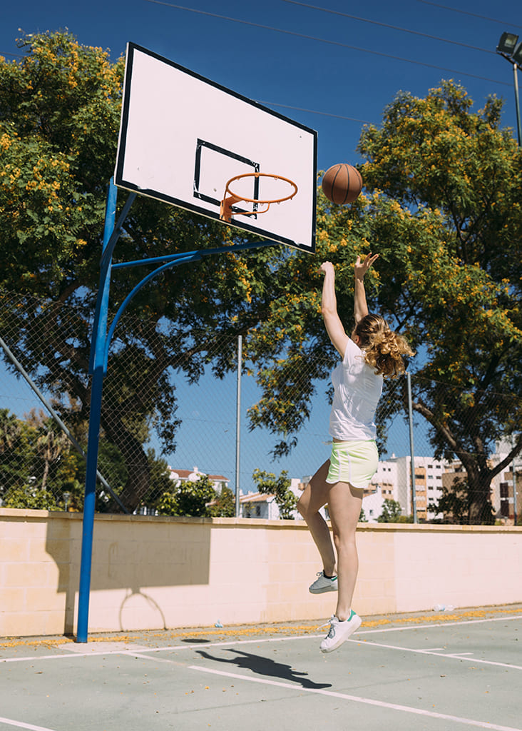 mujer-joven-que-hace-tiro-salto-baloncesto